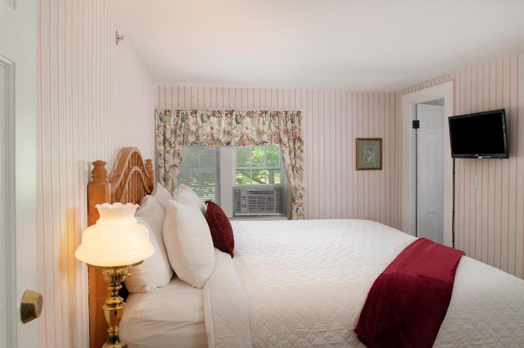 Petite, Traditional, King Bed