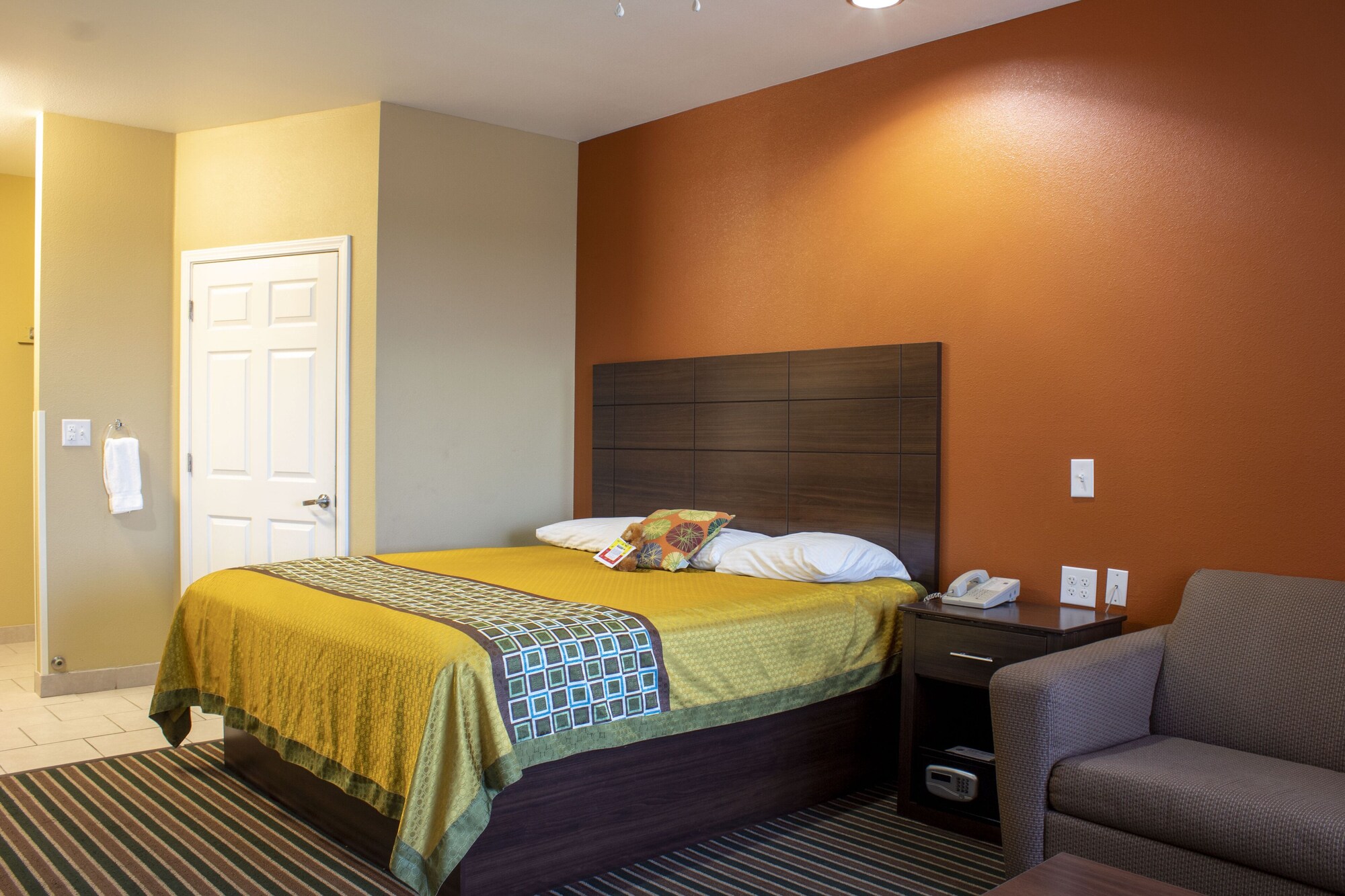 DELUXE, SUITE, KING BED, KITCHENETTE