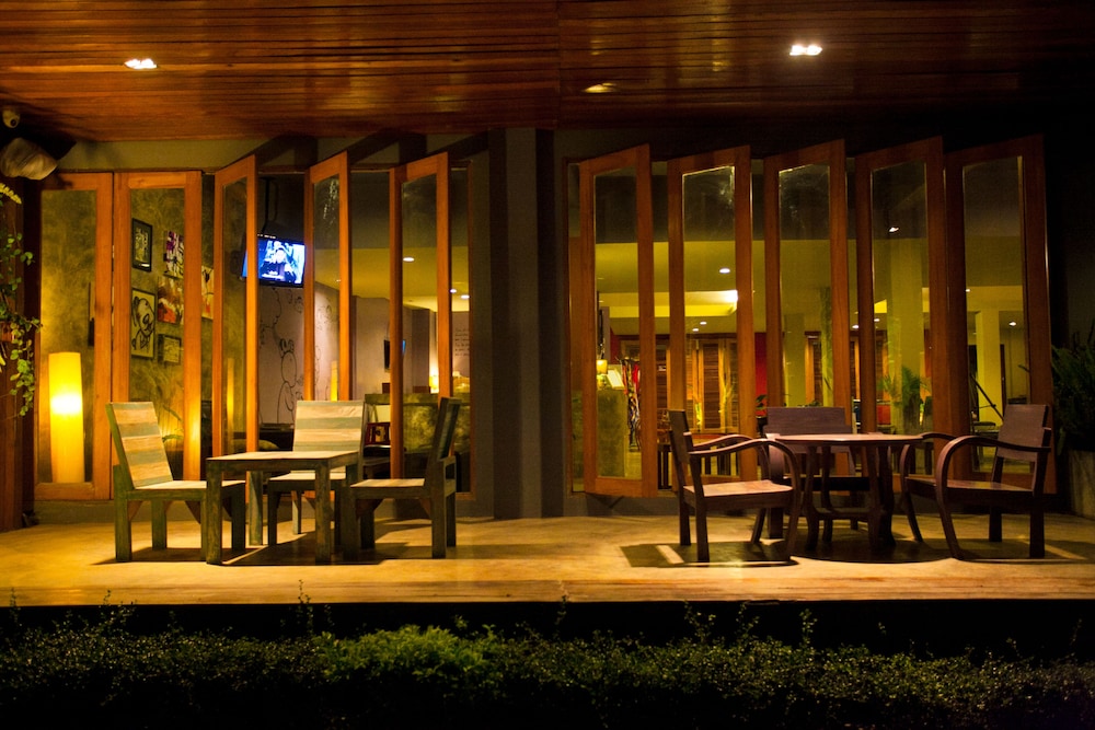 Afterglow Hostel 50/50