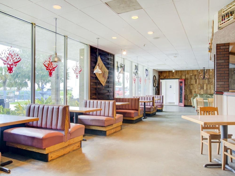 OYO Hotel Dundee By Crystal Lake 25/50