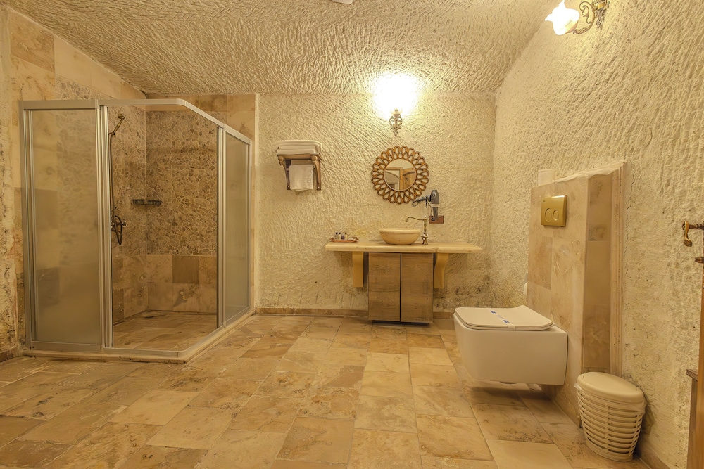 Miracle Cave Hotel 25/50