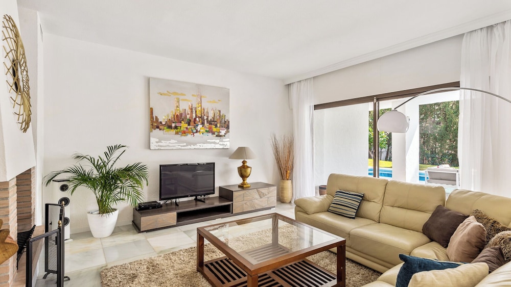 Host Villas & Suites 38/50