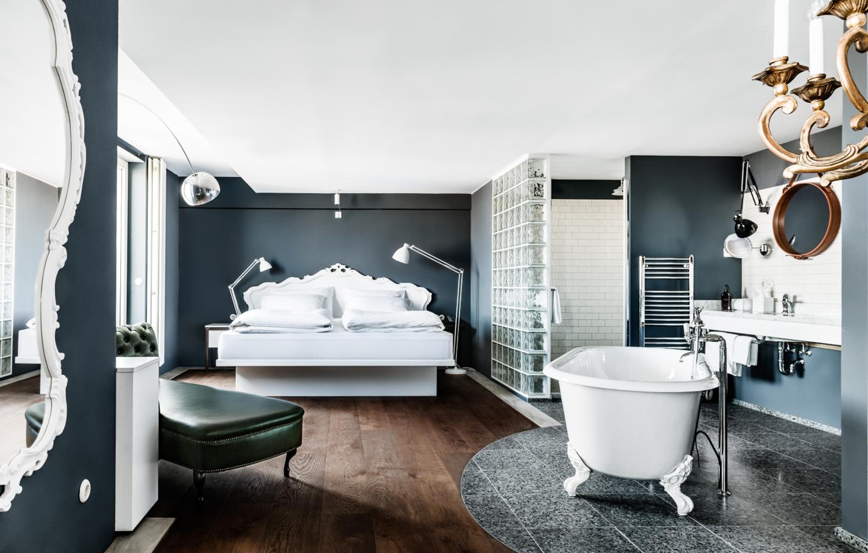 SUITE, BALCONY OR TERRACE