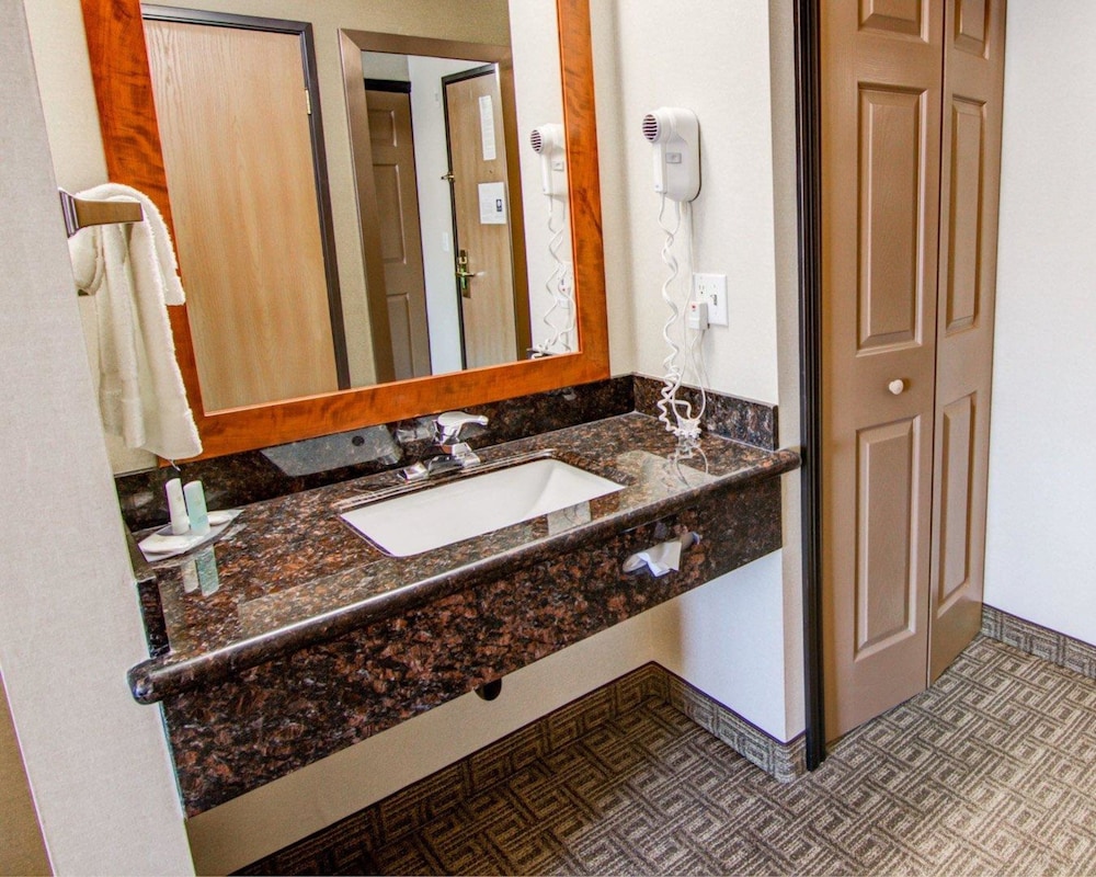 Comfort Inn & Suites Near Temecula Wine Country 10/30