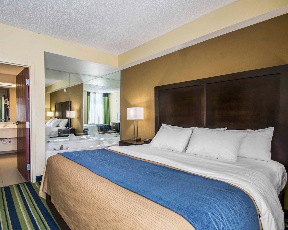Comfort Inn & Suites Lantana - West Palm Beach South 12/40