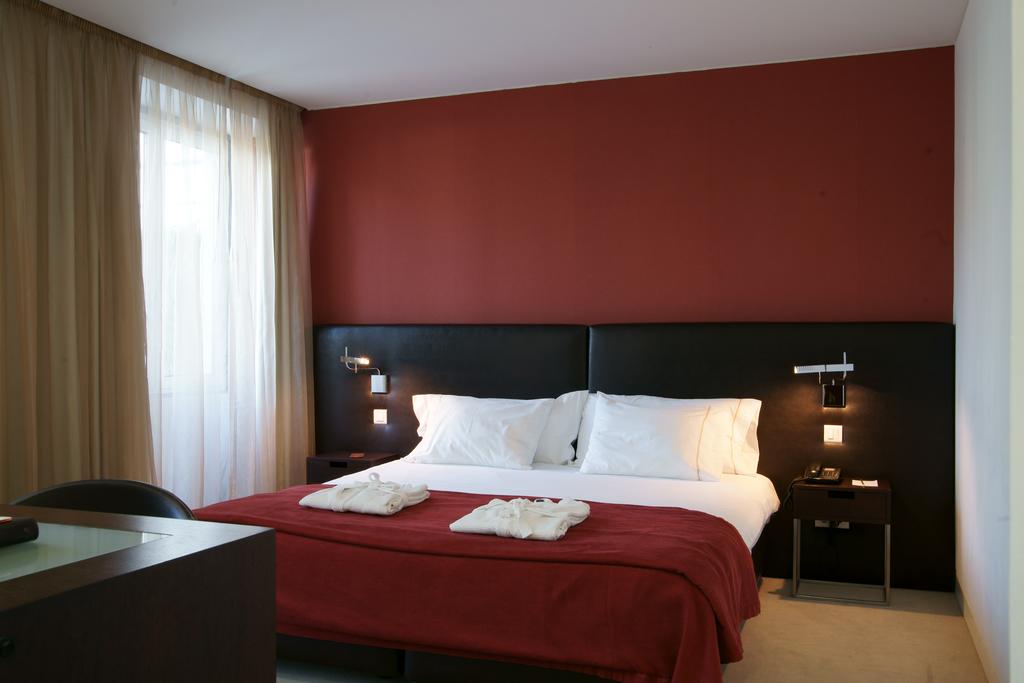 SUPERIOR, DOUBLE OR TWIN BED