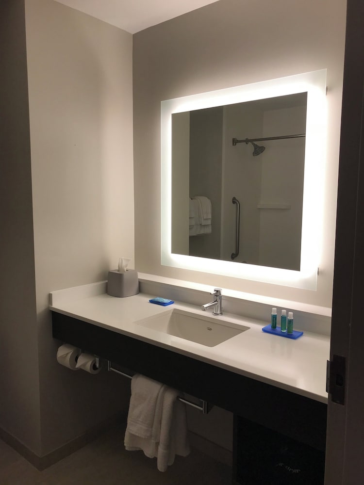 Holiday Inn Express Hotel & Suites Canton 35/37