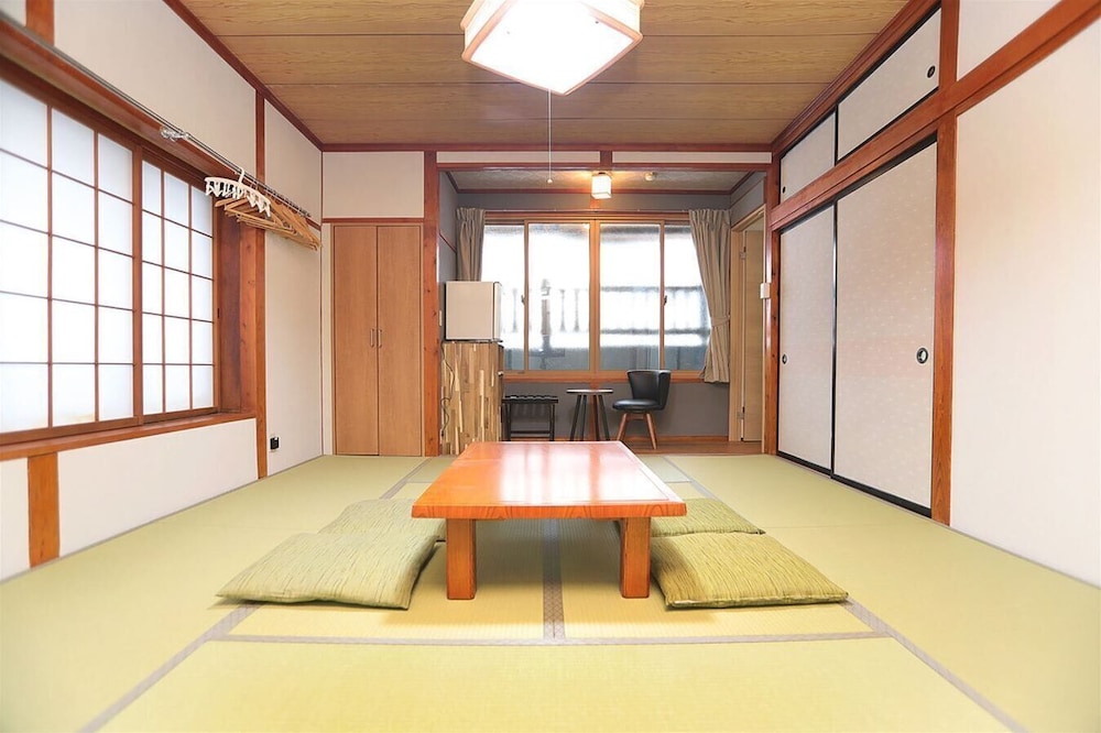 Japanese, 5 Futon Beds, No Parking