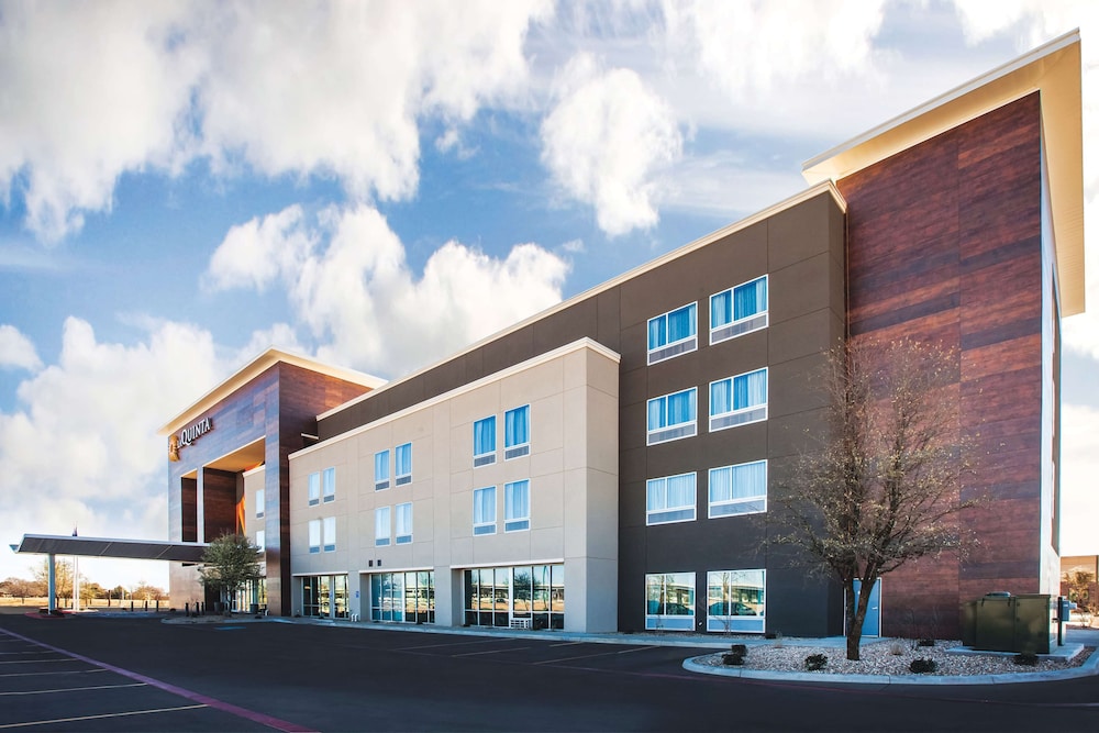 La Quinta Inn & Suites by Wyndham Lubbock South 44/48