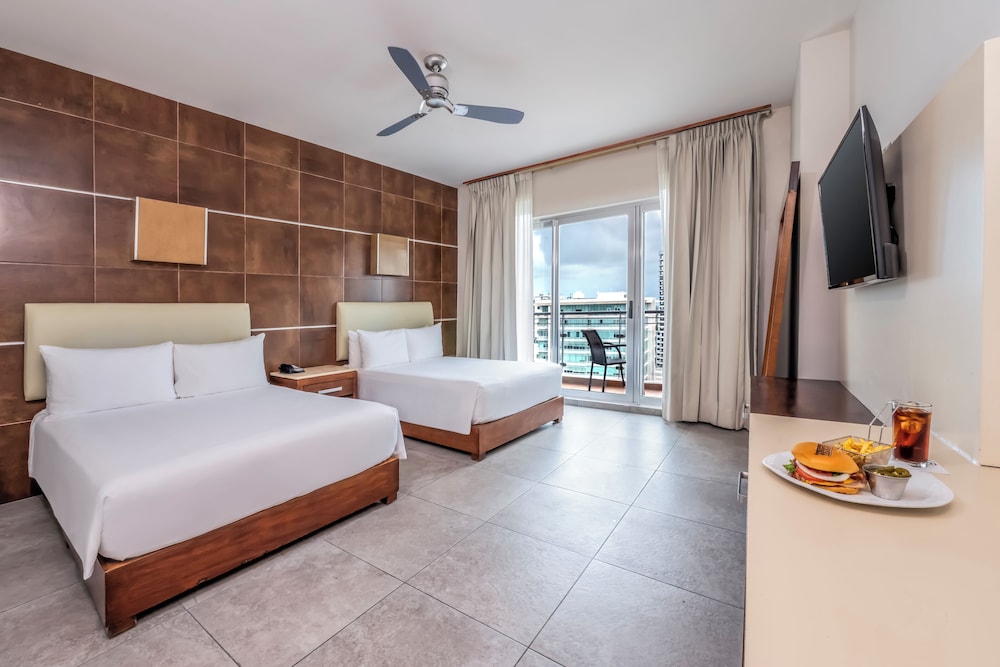 Krazy King or double bed Non Refundable، Krystal Urban Cancun 5/10