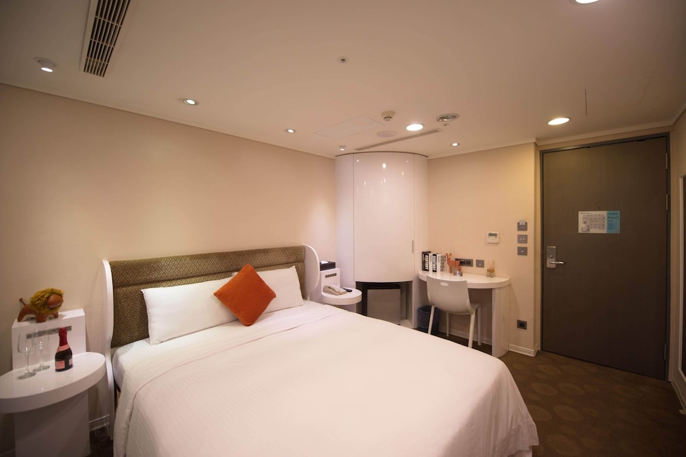 DELUXE, DOUBLE BED, NO WINDOW