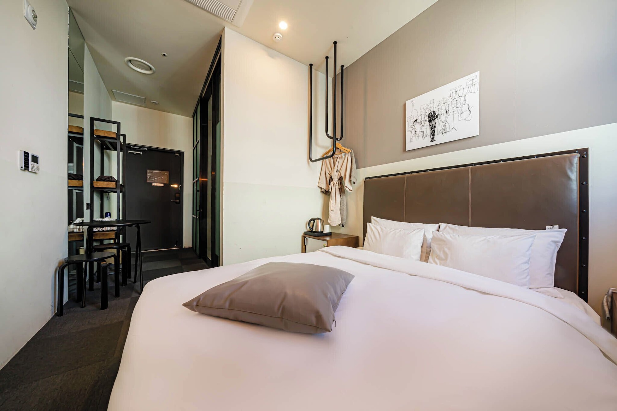 Room, Double Bed, City Avenue View 4/6