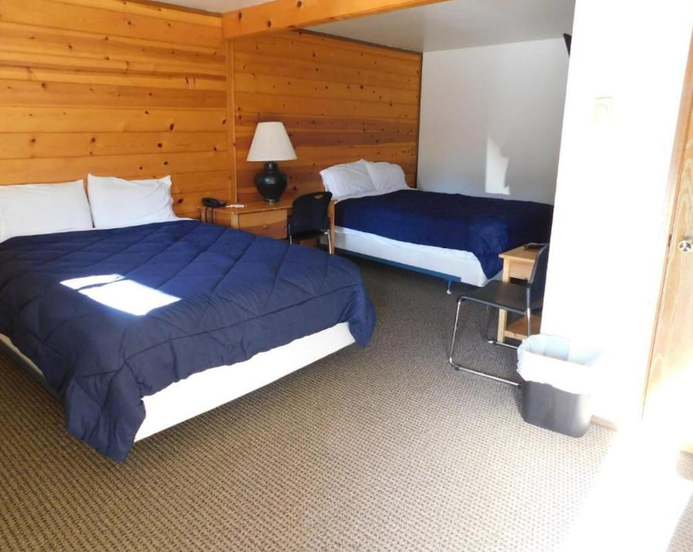 Suite, 2 Queen Beds, Kitchenette