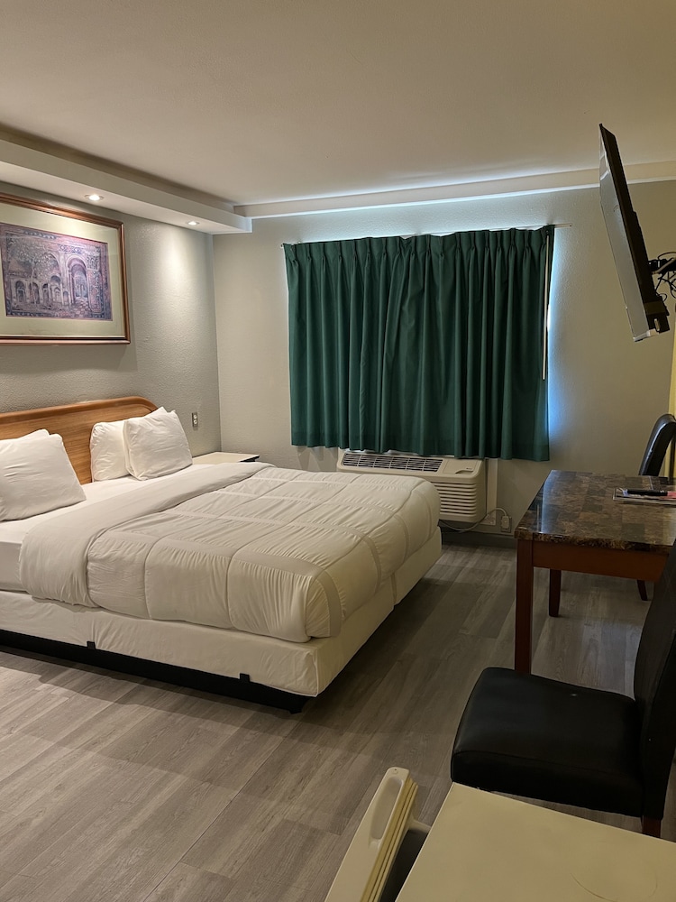 777 Motor Inn Huntington Beach 23/45