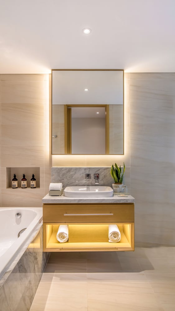Prince Hotel Da Nang 25/75