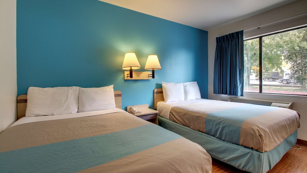 Motel6 Des Moines, IA - North 37/61