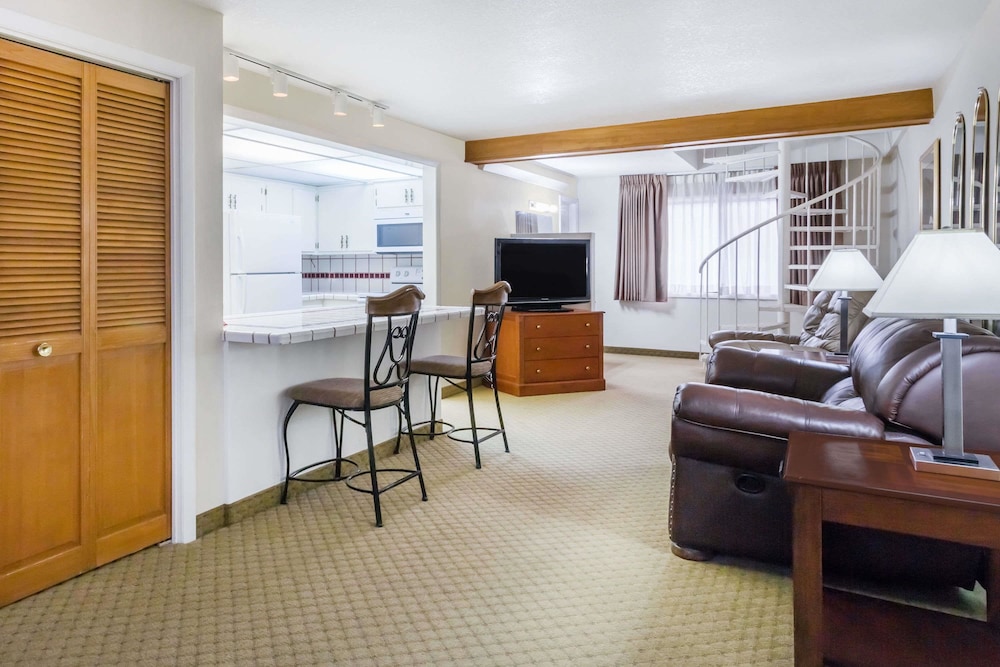 Ramada By Wyndham Ely 21/31