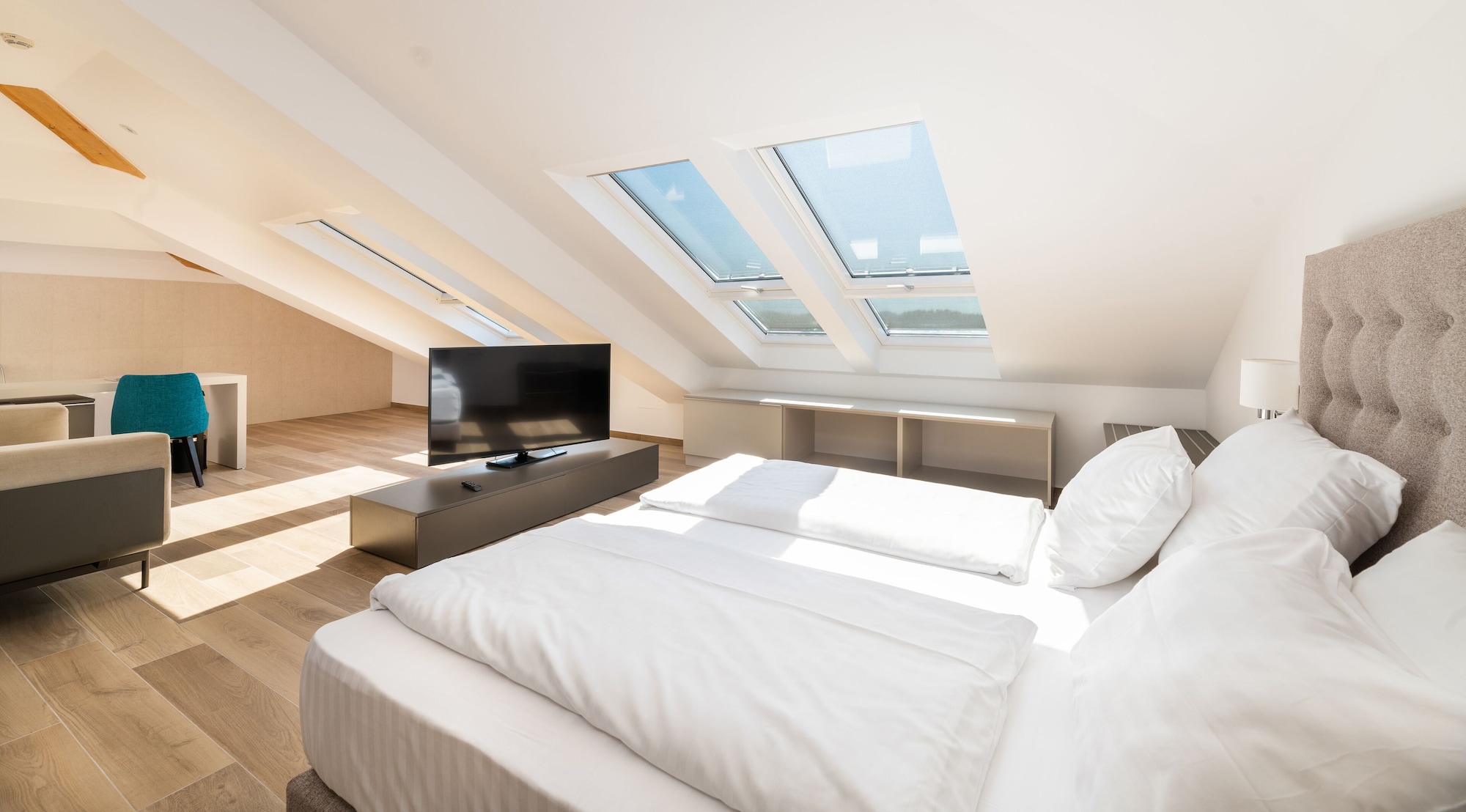 LOFT, JUNIOR SUITE, STUDIO, QUEEN BED