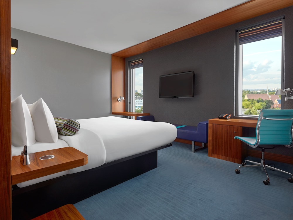 Aloft London Excel 24/80