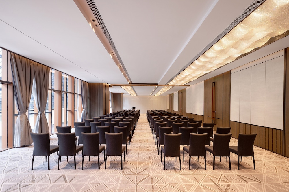 Crowne Plaza Qingdao Jinshui 70/84