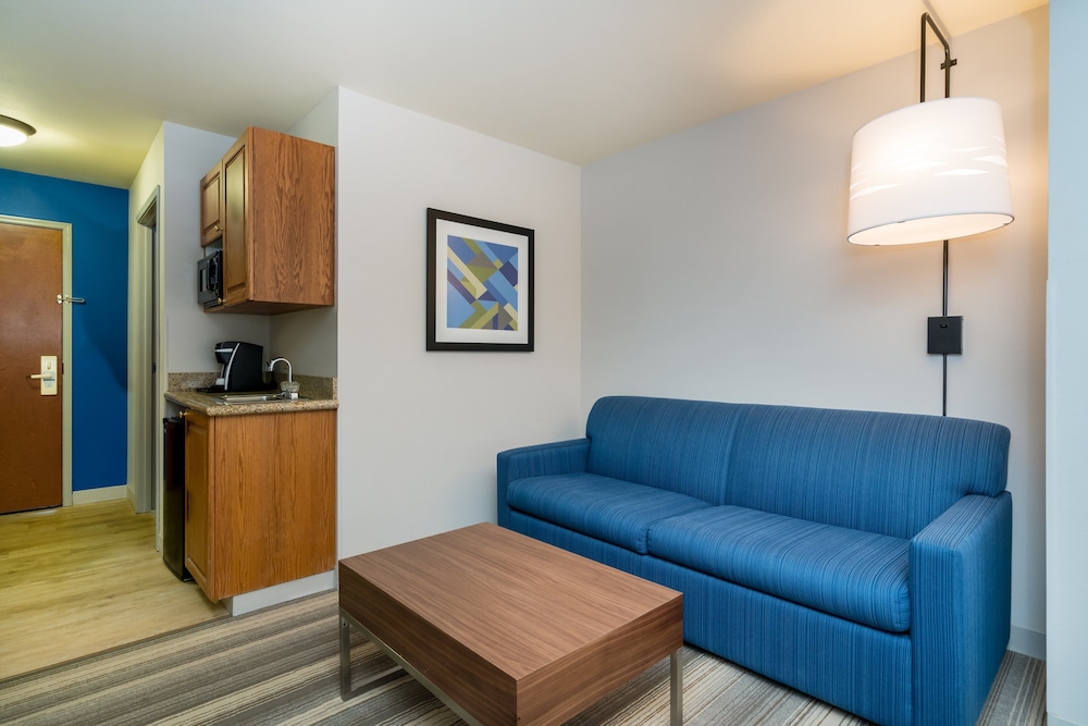 Holiday Inn Express & Suites Rocky Mount/Smith Mtn Lake 51/75
