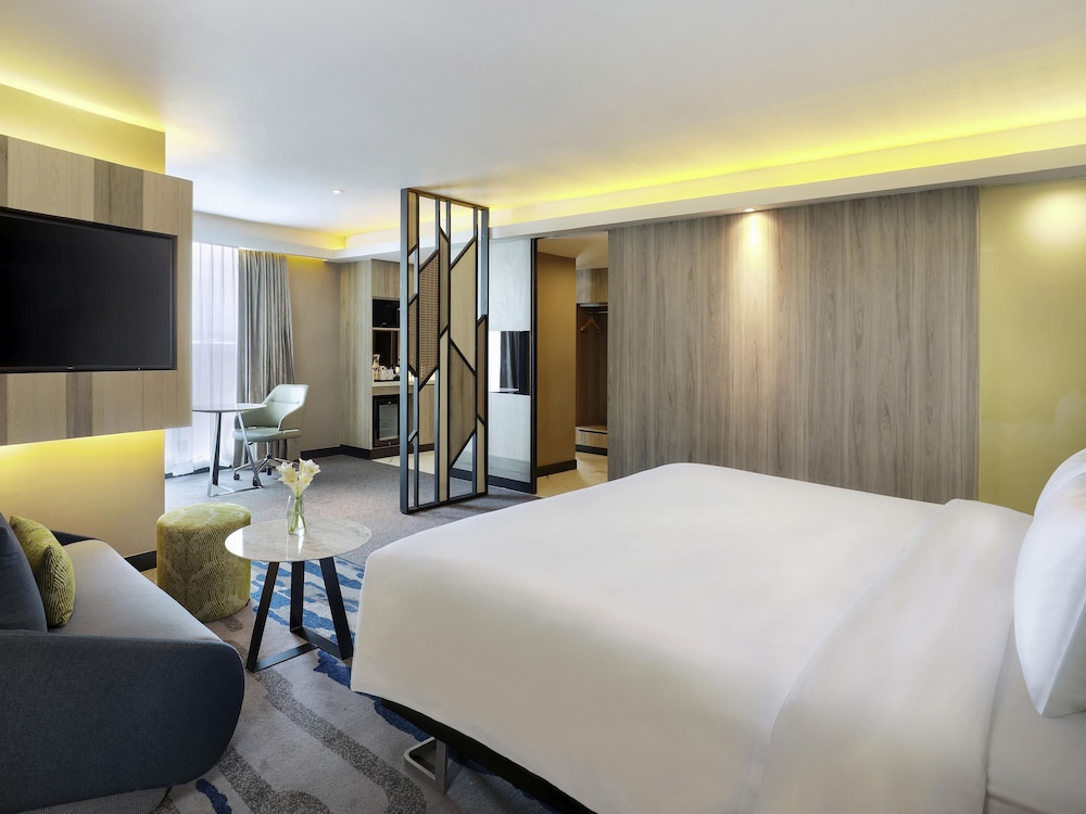 EXECUTIVE, KING BED