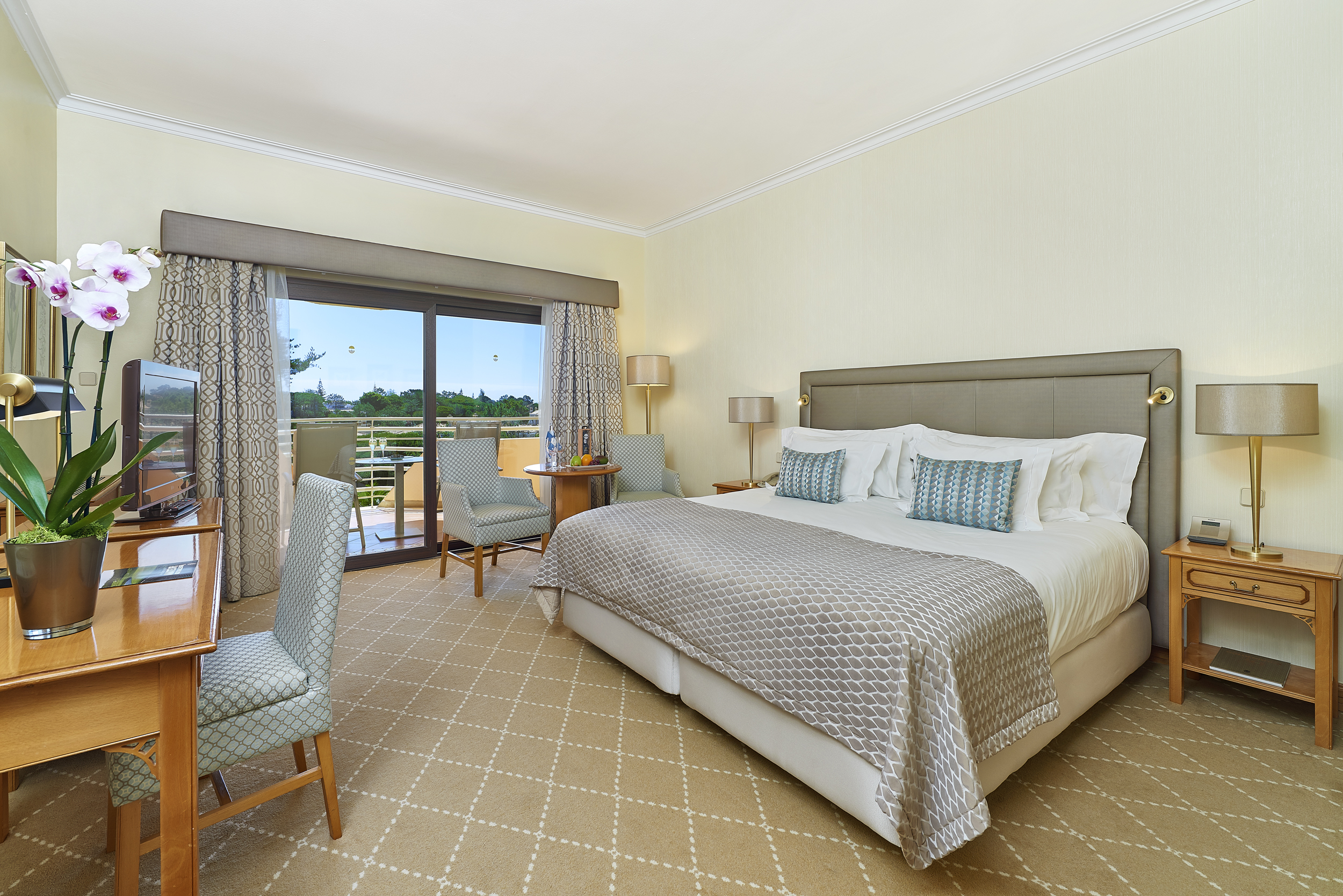 Room, Double or Twin Bed, Golf Course View, Garden Side