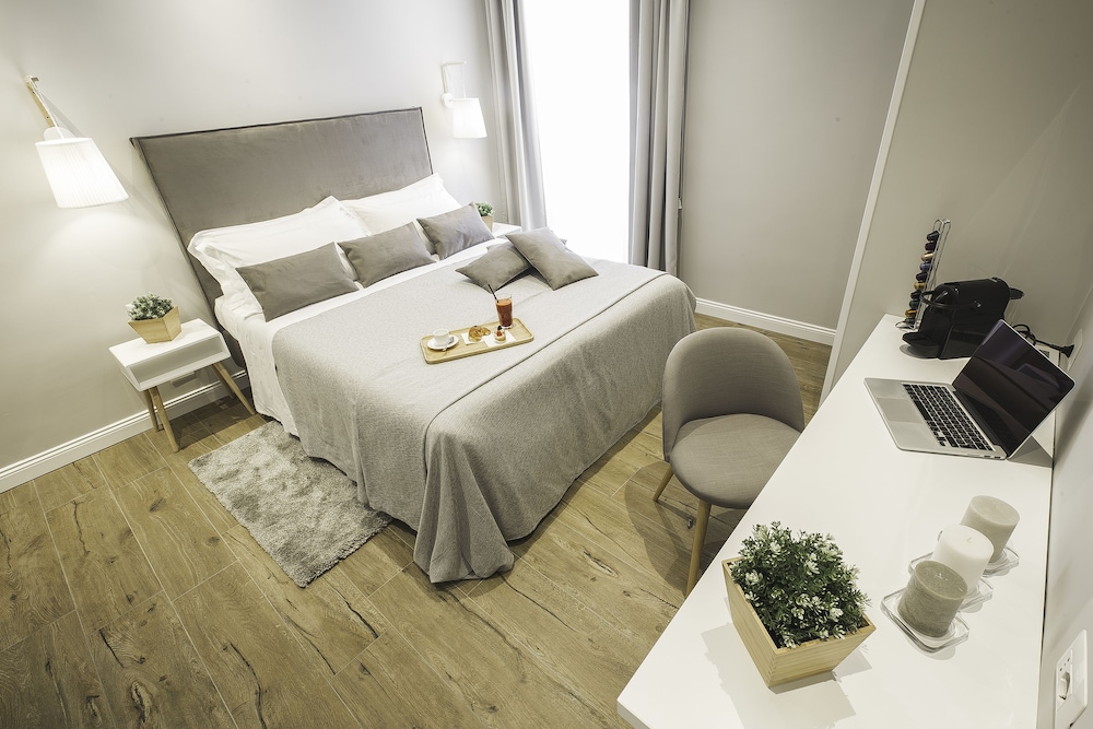 Colonna Luxury Suites 12/29