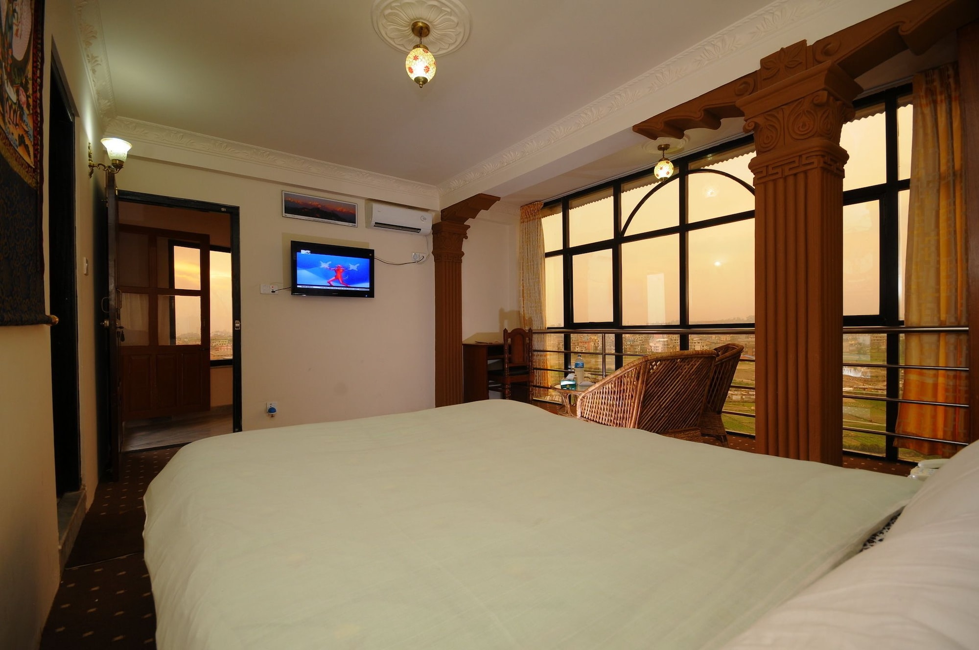 DELUXE, KING BED, MOUNTAIN VIEW, SMOKING