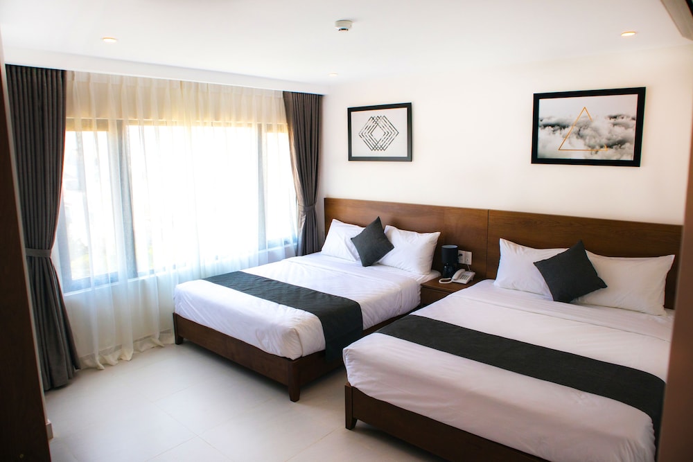 DELUXE, 2 QUEEN BEDS, CITY VIEW, LARGE