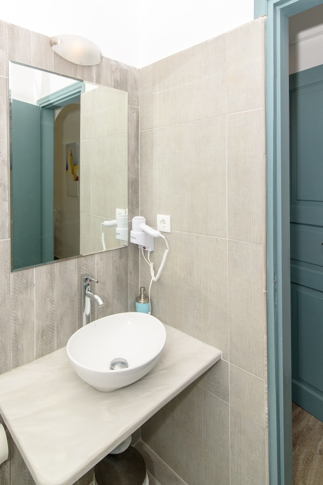 Iris Boutique Hotel 33/35