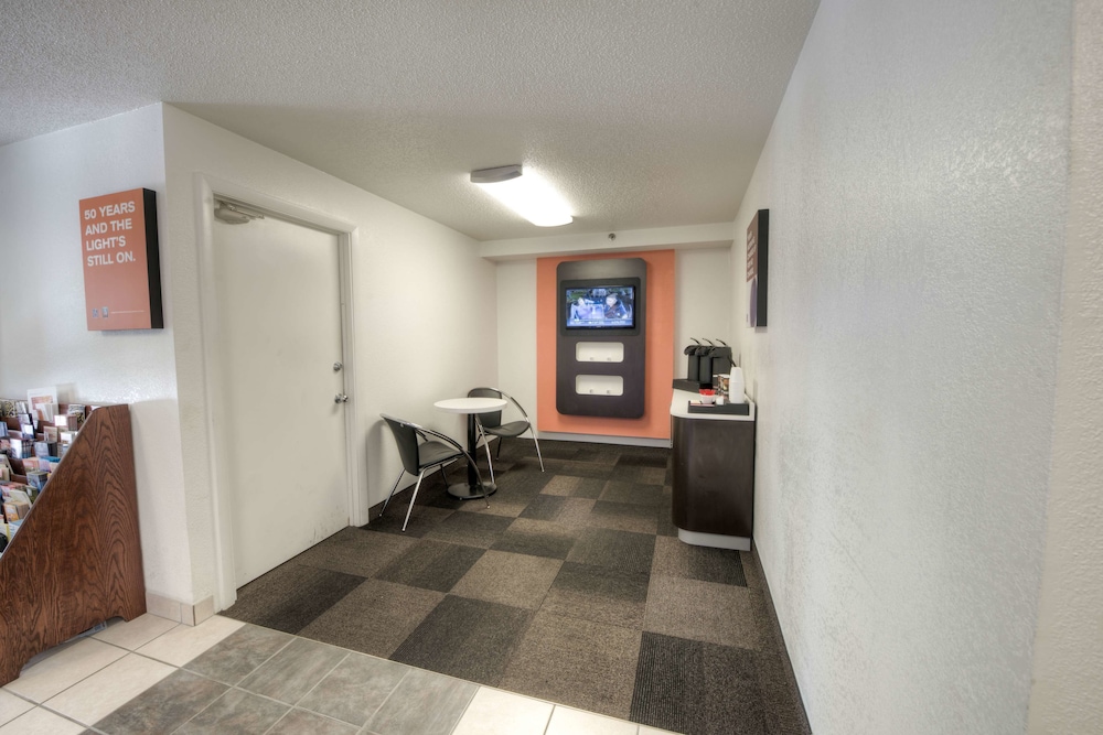 Motel6 Branford, CT - New Haven 6/58