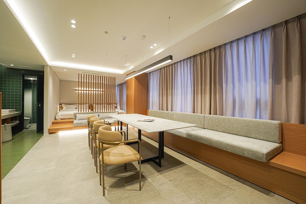 Hotel Ground 27 26/68