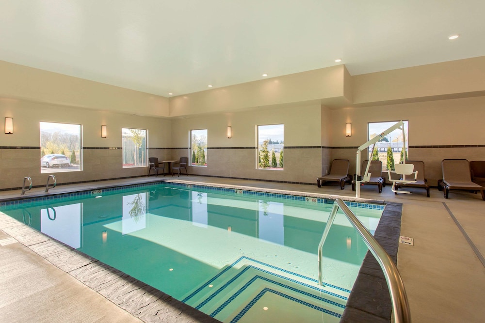 Comfort Suites Burlington Near I-5 1/37