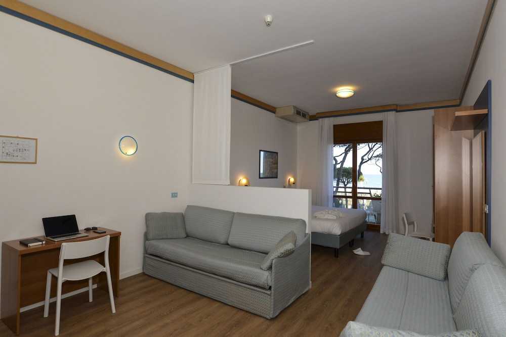 Excelsior Hotel 45/61