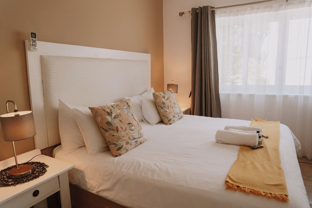 غرفة عائلية بسرير كينج بغرفة نوم واحدة مع أريكة، Caza Beach Guesthouse 4/7