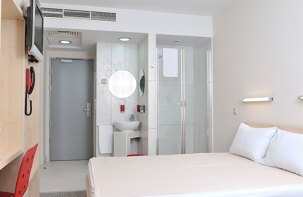 Hello Hotel 8/39