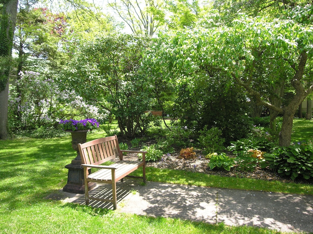 Delano Homestead Bed & Breakfast 58/64