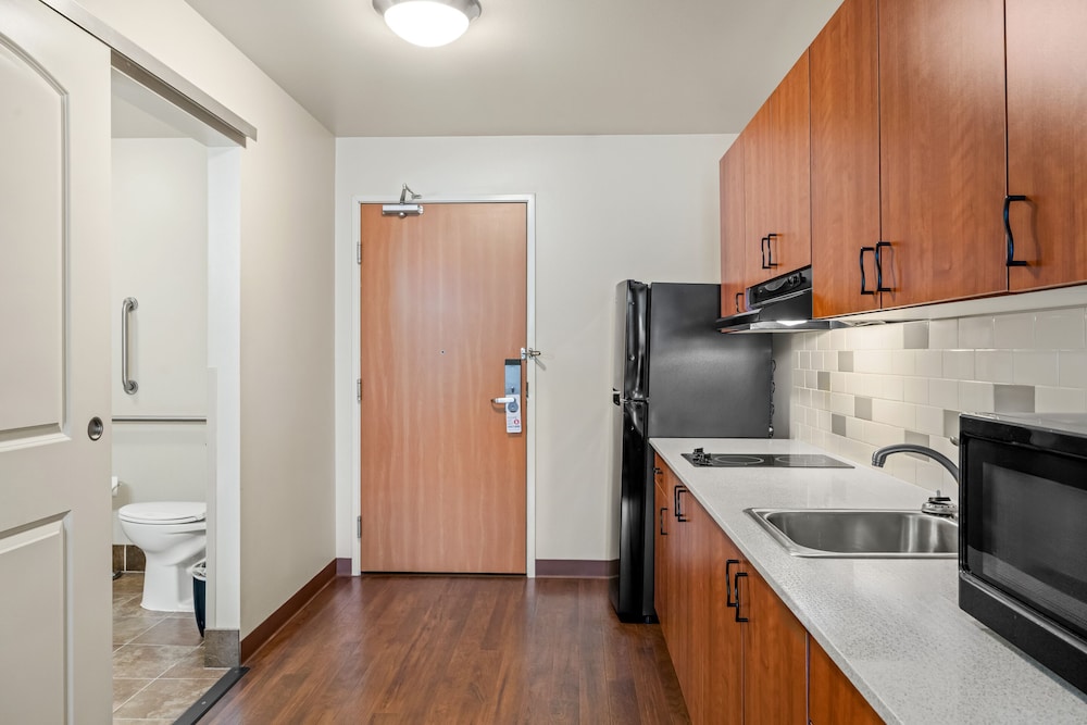 جناح بسرير كوين بمطبخ لذوي الإعاقة، Ledgestone Hotel Vernal 4/5