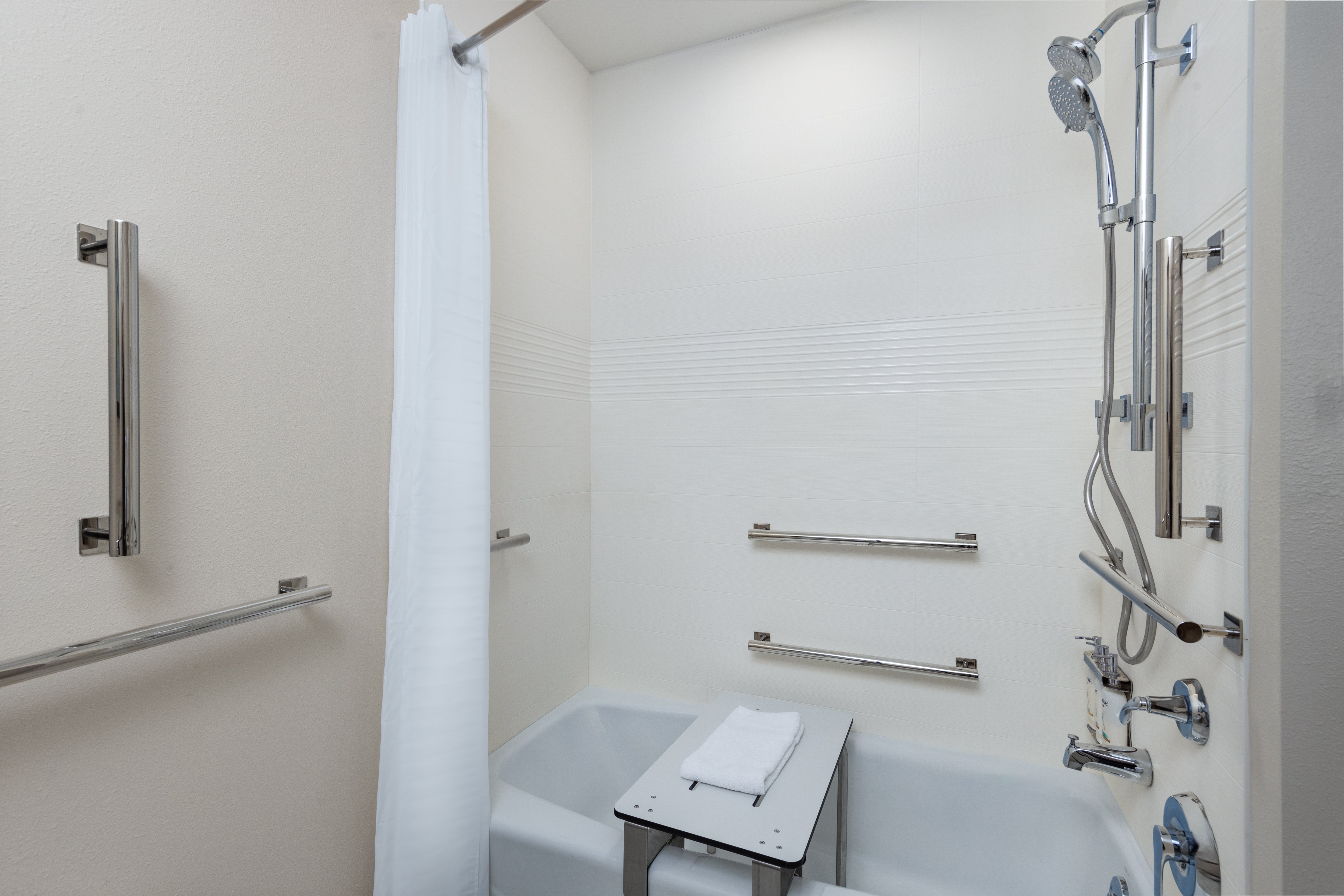 Candlewood Suites McPherson 17/18