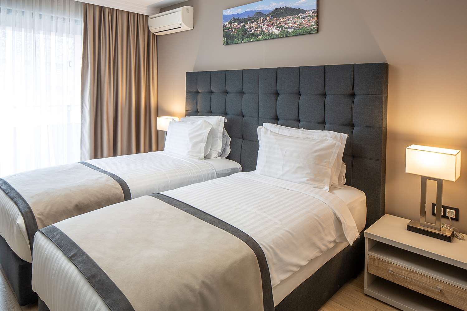 شقة بسرير كينج وسريرين منفصلين مع أريكة بمطبخ صغير، Best Western Premier Plovdiv Hills 2/5