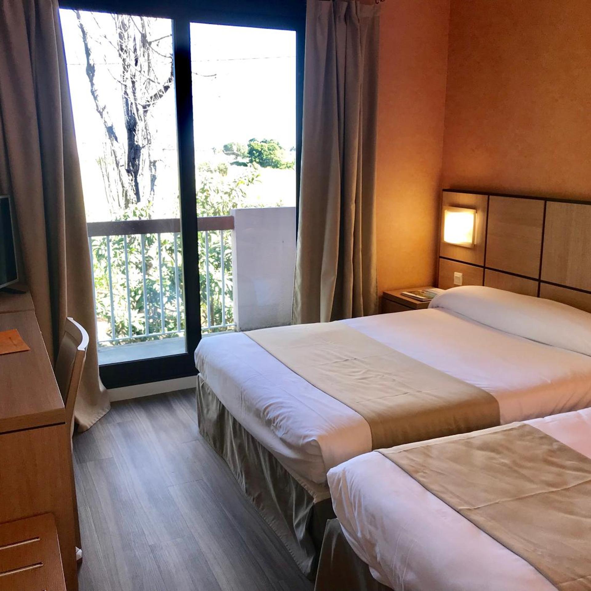 ROOM, TRIPLE