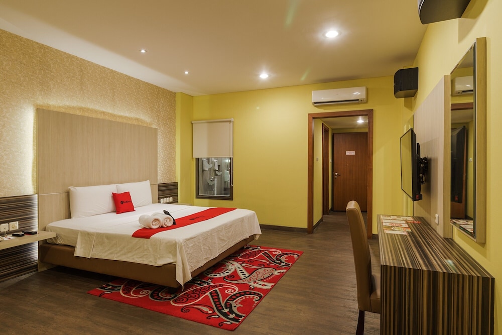 RedDoorz Plus near Dunia Fantasi Ancol 8/19
