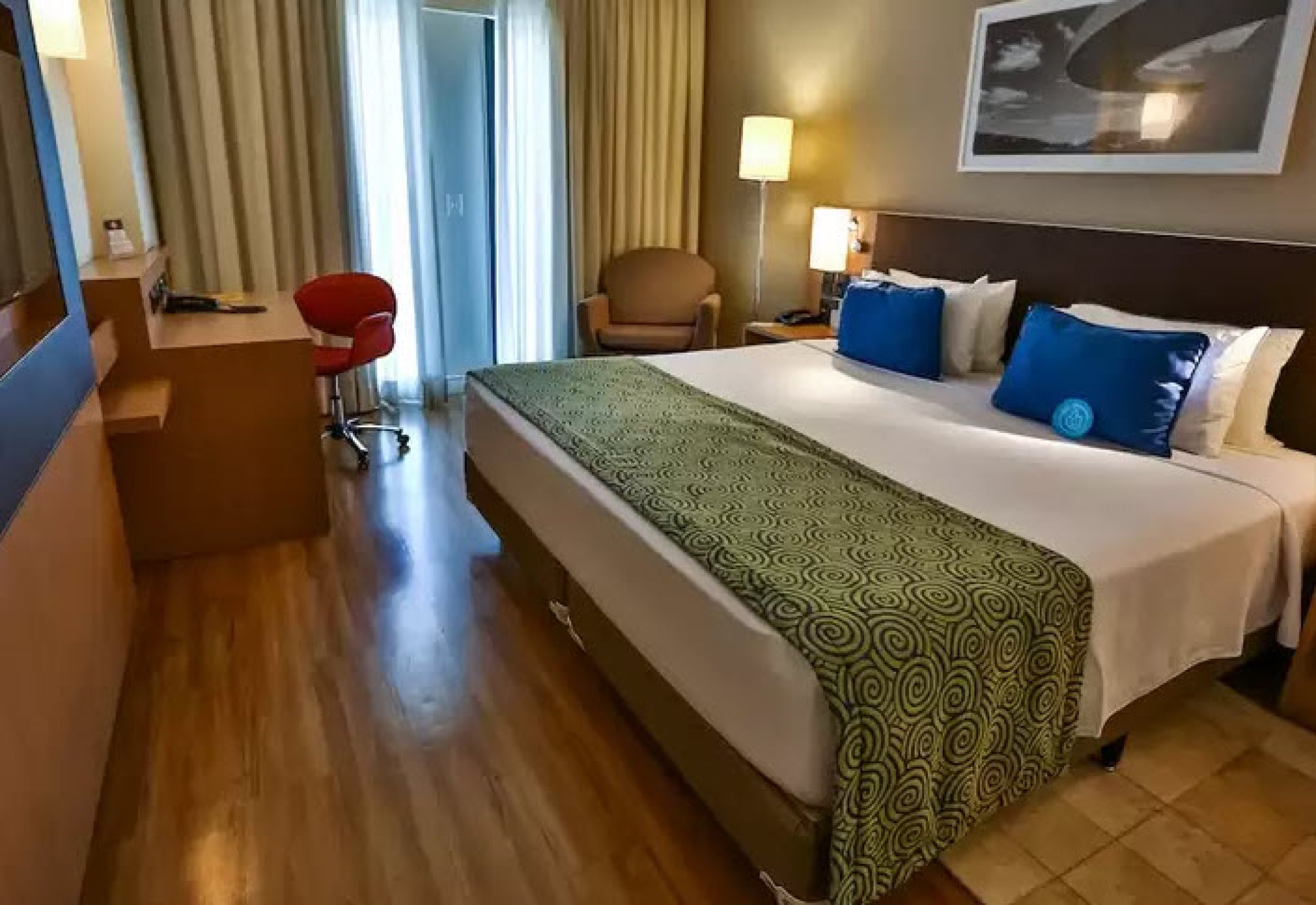 ROOM, KING BED