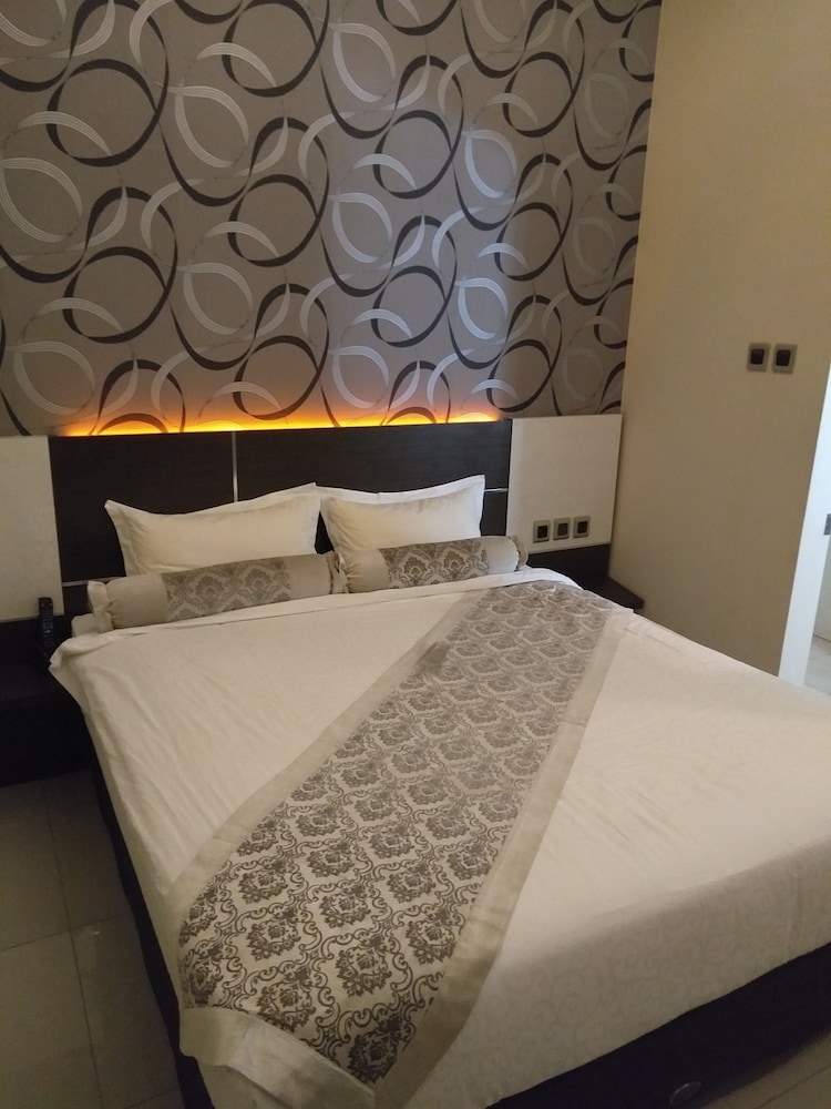 Malang City Boulevard Homestay And Resto 12/55