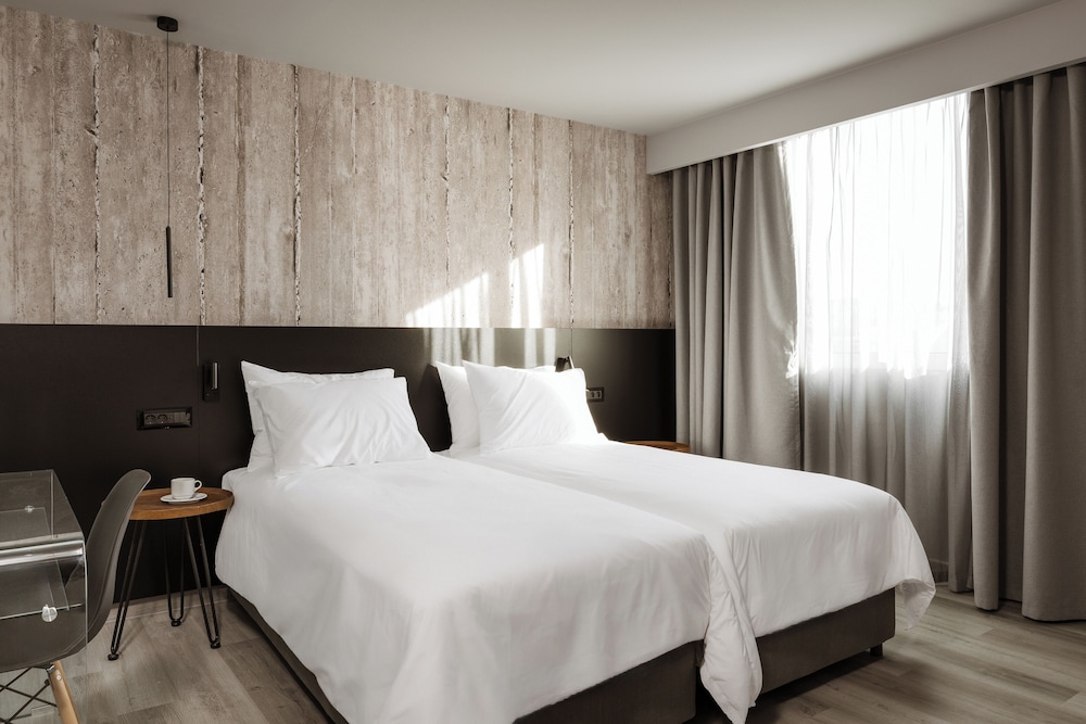 ROOM, TWIN BEDS