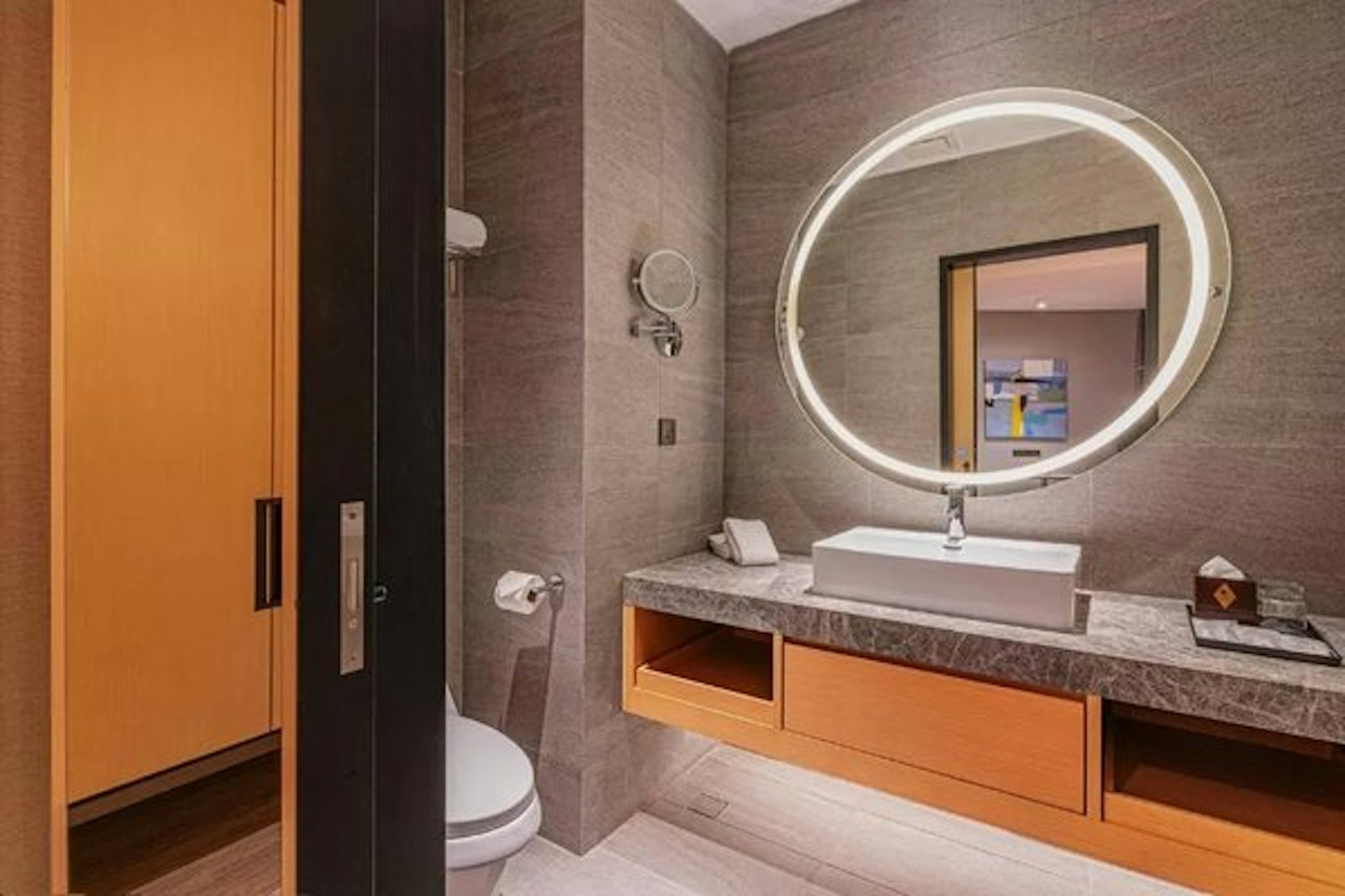 M World Hotel 38/40