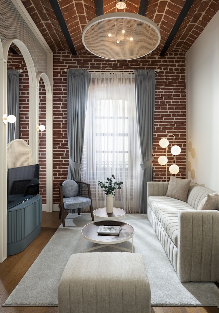 Ecole St. Pierre Hotel 19/50