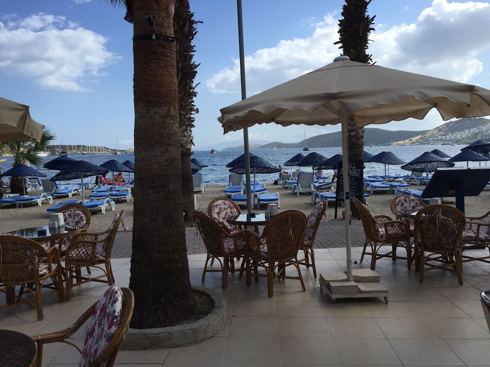 Nagi Beach Hotel 41/70
