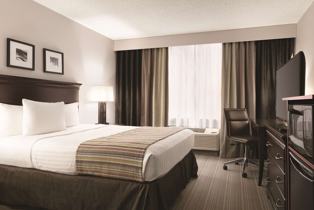 Country Inn and Suites by Radisson, Traverse City, MI 19/46